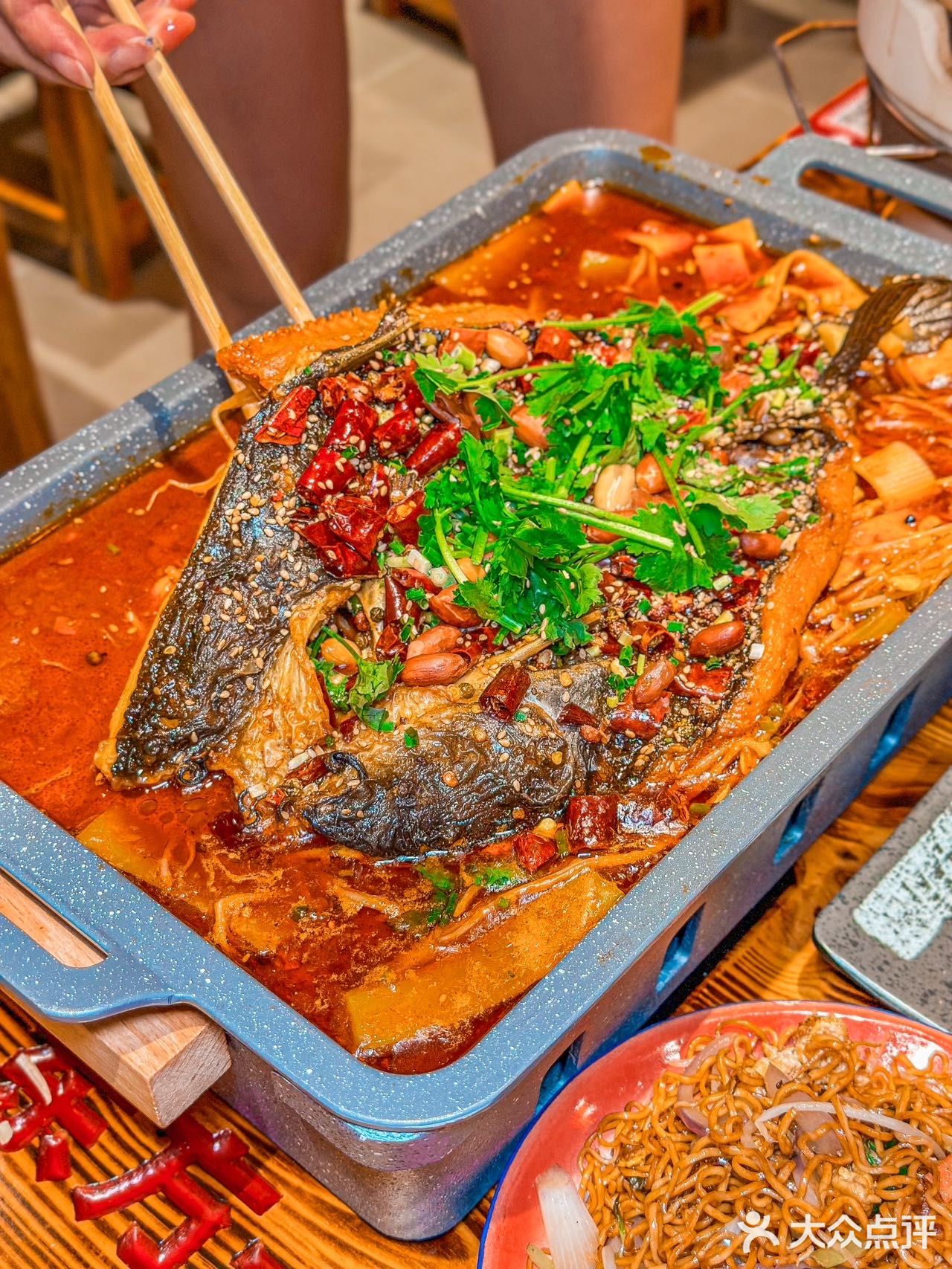 位于东明广场内 炫一口热气腾腾的美食 这一口