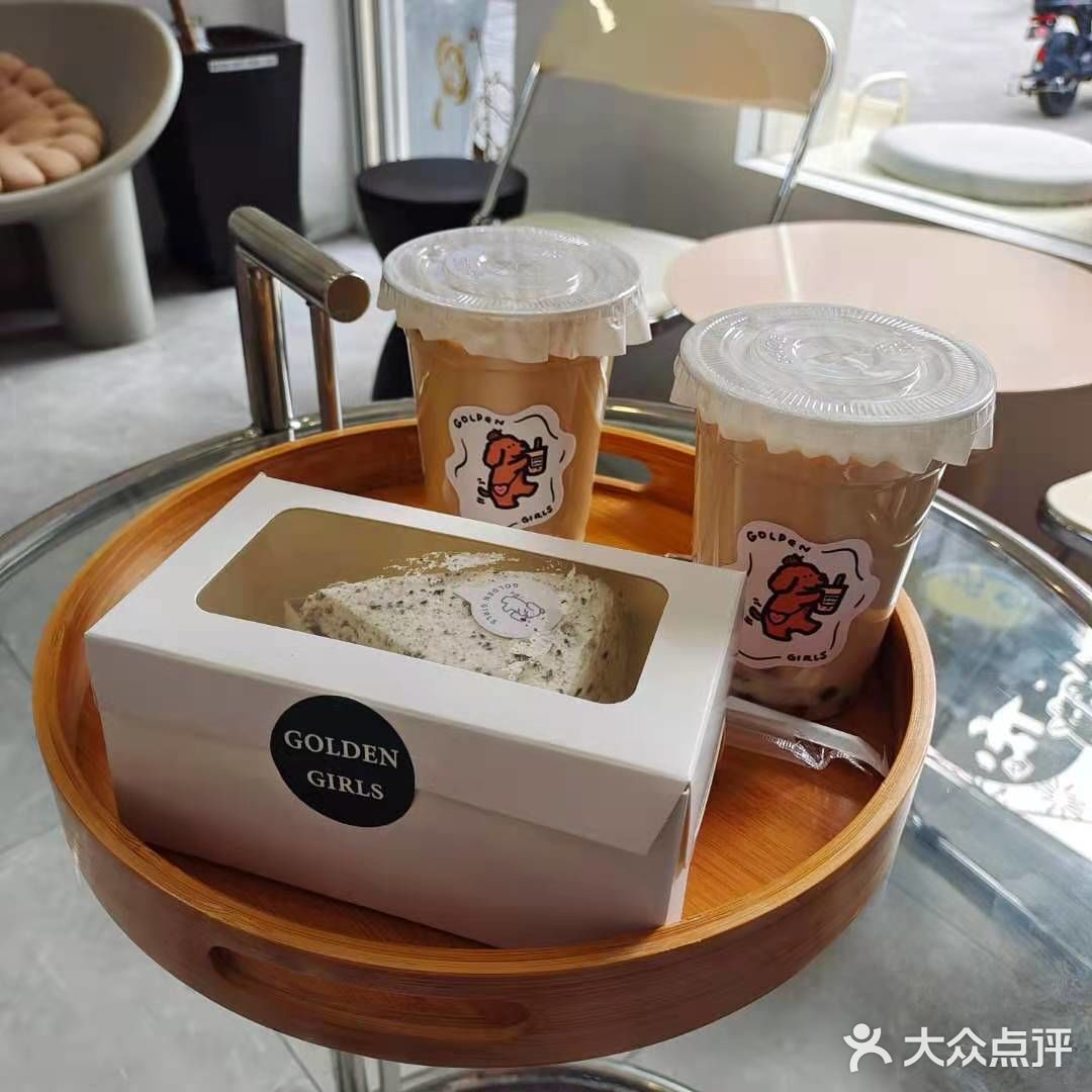 吃了一口奶油就停不下来，不过蛋糕有一丢丢干