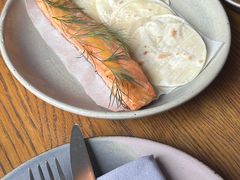 烟熏三文鱼配烤饺子皮和芥末籽酱-BOR Eatery(安福路店)