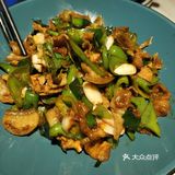 外面那层裹着咸蛋黄，配在一起超级好吃。为这个打call