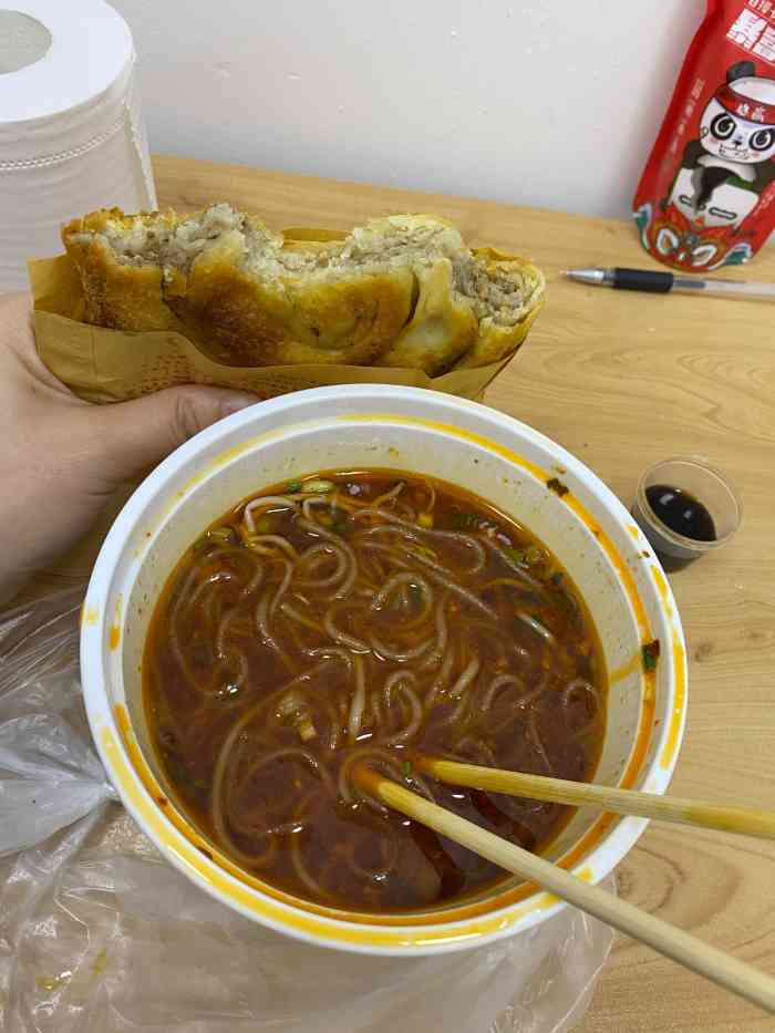 打分 万达1楼的肥肠粉,打包回家吃的,粉泡得有点久容易断,锅盔的面饼