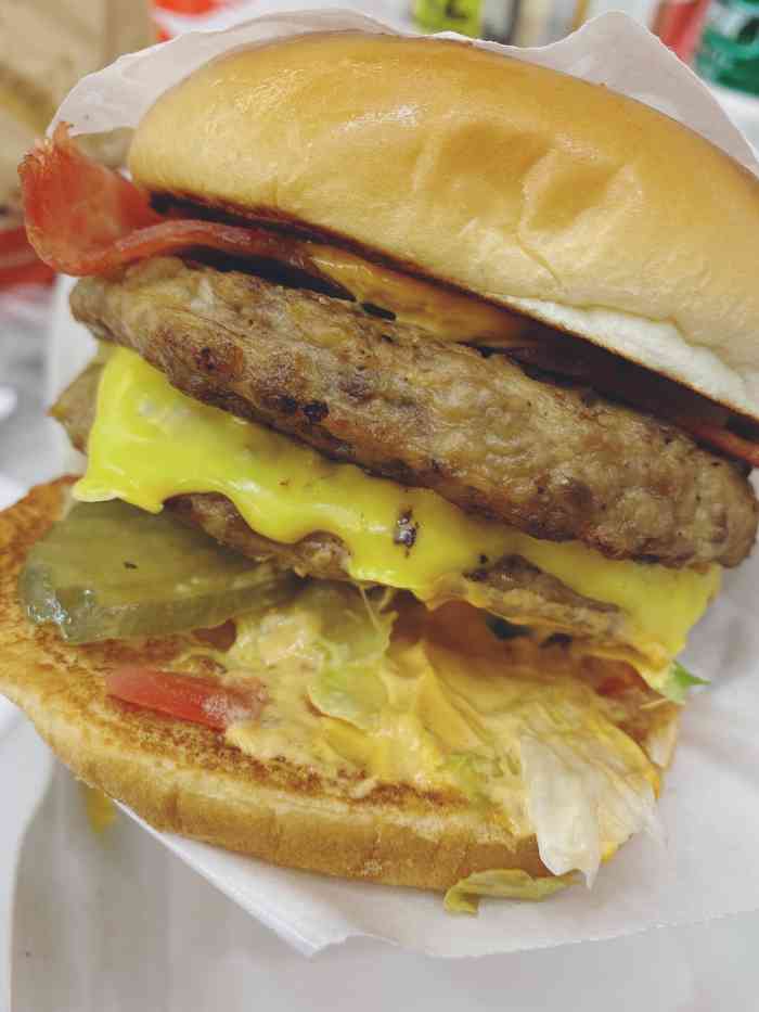 没想到肯德基也出牛肉汉堡了,作为牛肉资深爱好者,果断就点了.