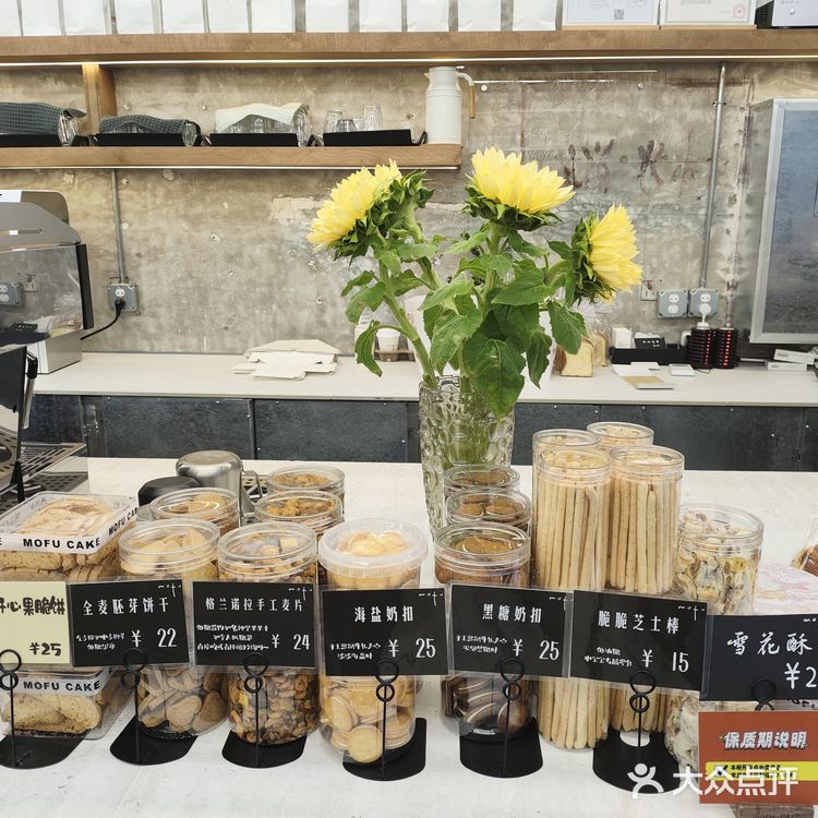 当我走进这家甜品店时，一股香甜的气息立刻扑鼻而来