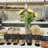 当我走进这家甜品店时，一股香甜的气息立刻扑鼻而来