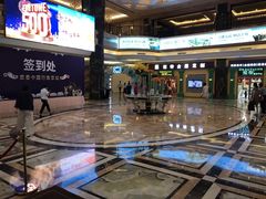 大堂，满屏商店广告和推销-碧桂园凤凰城酒店(南京店)