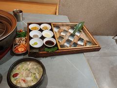 -围炉肉舍•炭烤活鳗•丹东海鲜烤肉(步行街店)