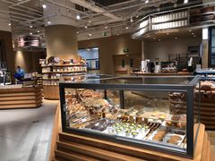 面包甜点陈列柜-七鲜超市(瑞虹天地太阳宫店)