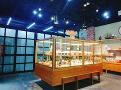 面包甜点陈列柜-啊噗吐呦现场烘焙(麦凯乐店)