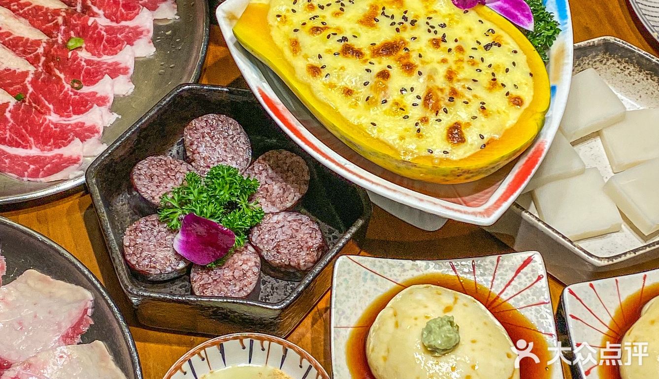 全程也都有帮烤 还有给一盘灵魂葱丝 生菜包肉绝！