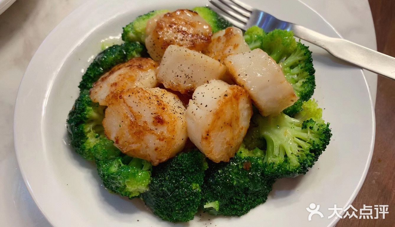 关火，用筷子夹到贝肉的周围。锅里的炒菜汁水不要倒了