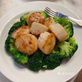 关火，用筷子夹到贝肉的周围。锅里的炒菜汁水不要倒了