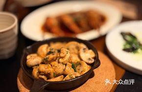Golden Garlic Stir-Fried Button Mushrooms
