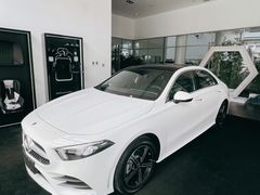 -奔驰北京极光星徽(四元桥店)