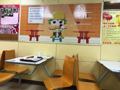 大堂-华莱士·全鸡汉堡(济南大明湖店)