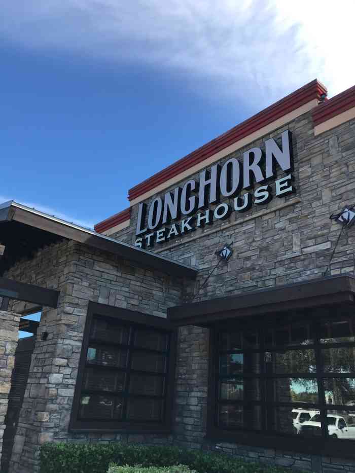 longhorn steakhouse-"一份牛排带两份sides其他根本吃不下 .