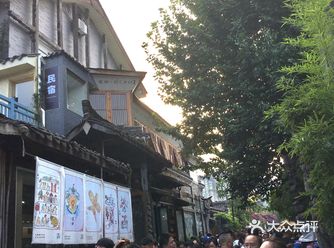和我在成都的街头走一走~~~听了好几年的一首民谣