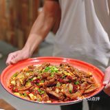 辣子鸡多到要用碗来勺