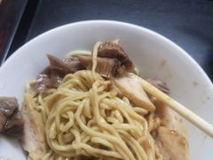 -松树干拌面店
