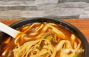 Potato Noodles and Knife-Sliced Noodles in Clay Pot