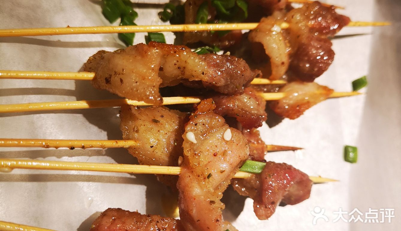 特别推荐烤五花肉，还有烧烤的鱿鱼也很不错