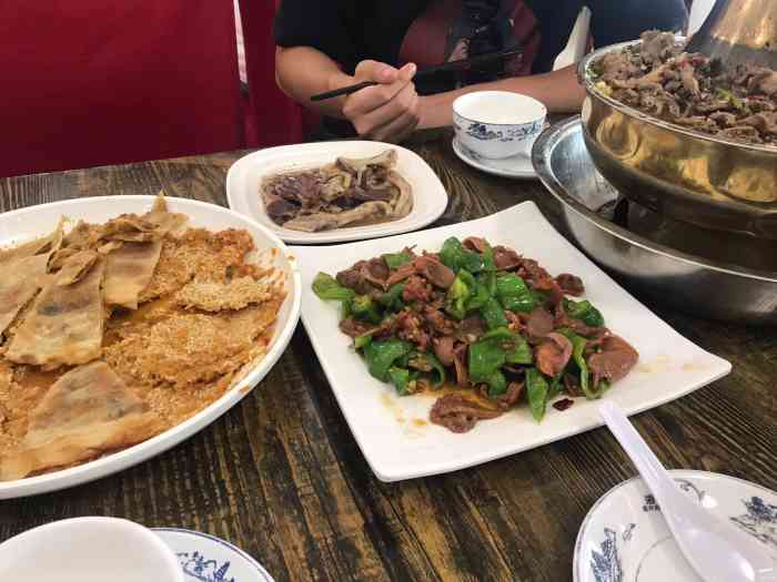 穆老九清真牛羊肉馆(凤凰西路店"每次来他家生意都很好,味道也不错!