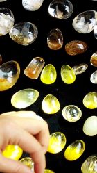 黄的不自然的都是“加色”水晶-东海水晶大集