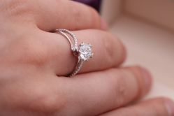 我的手不好看，大家忽略不计啦-威德钻石-克拉钻大本营(南京东路店)