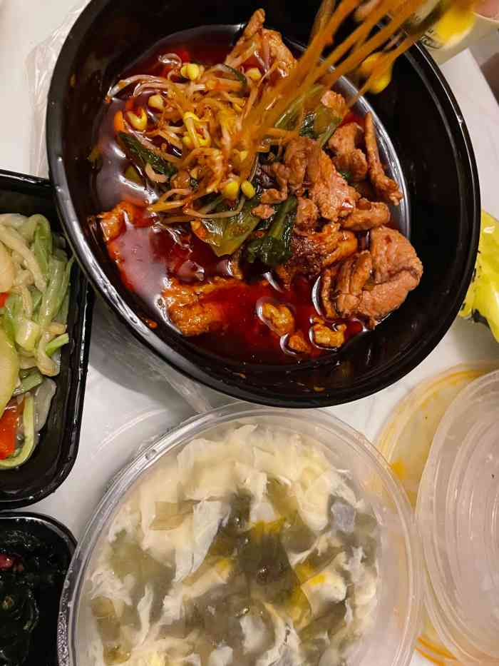中午喊的外卖,总体来说今天的不是很合大家的口味 首先呢,打开饭吃了