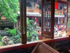 靠窗位-华冠悠岚·庭院餐厅(青城后山店)