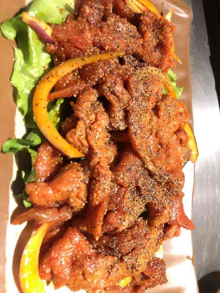喜哥炭烤肥牛(八卦一路店)-"[薄荷]环境:新开张的东北烤肉,开在八.