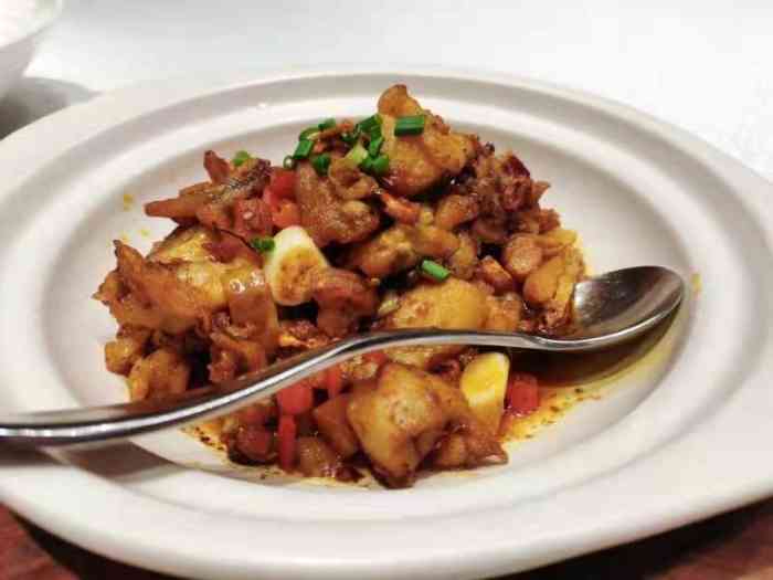 红顶食府(老报馆店)-"红顶,这是很多年的老店了.一批一批的大饭.