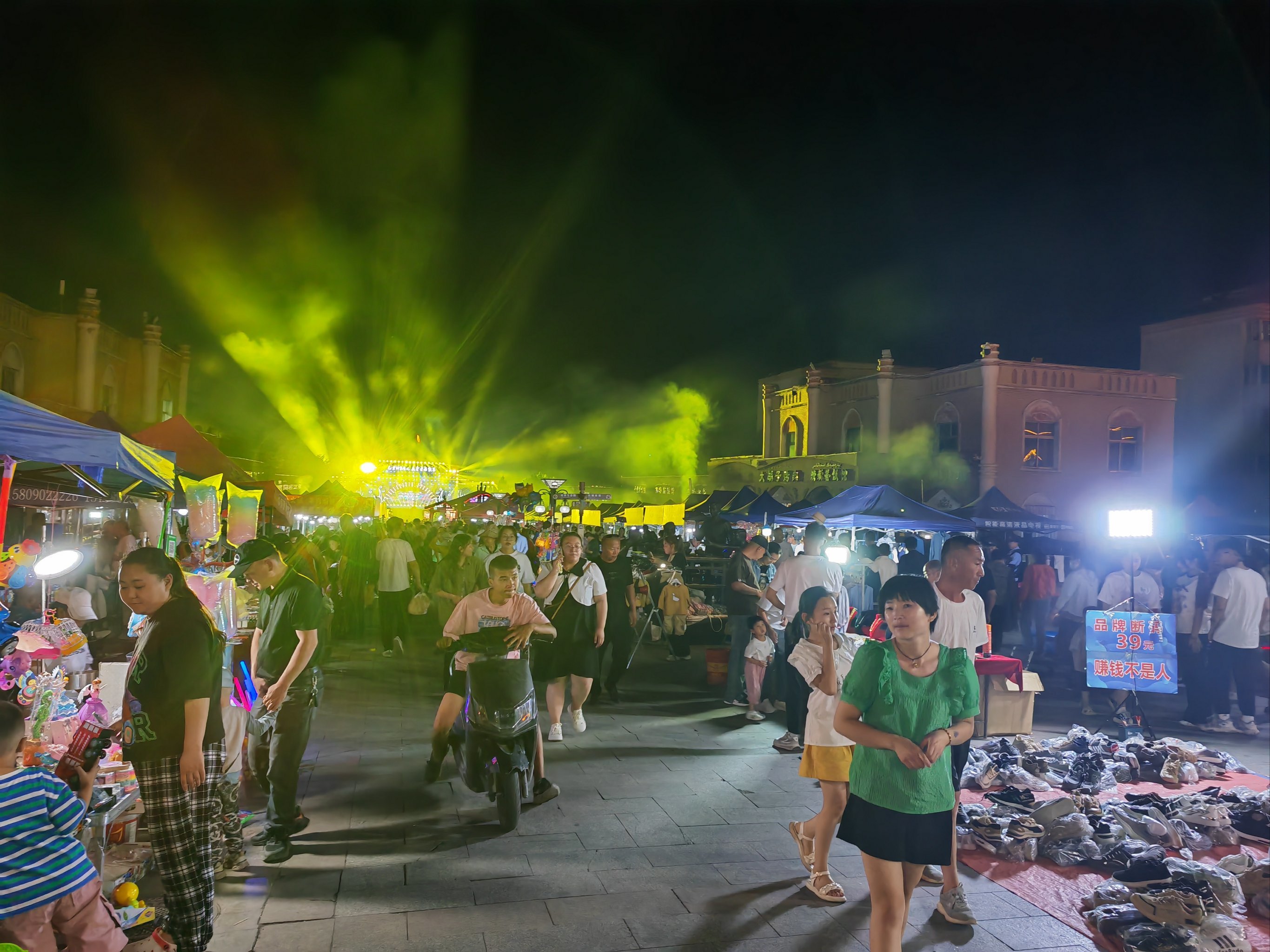 晚上巴里坤美食街非常热闹,附近几条街都是-大众点评