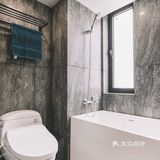  眼里没有抢眼的物件，才激发了触觉感受。脚踩在地毯上略带粗糙