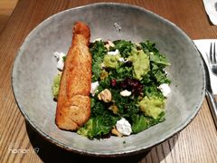 煎三文鱼牛油果色拉-Wagas沃歌斯(合生汇店)