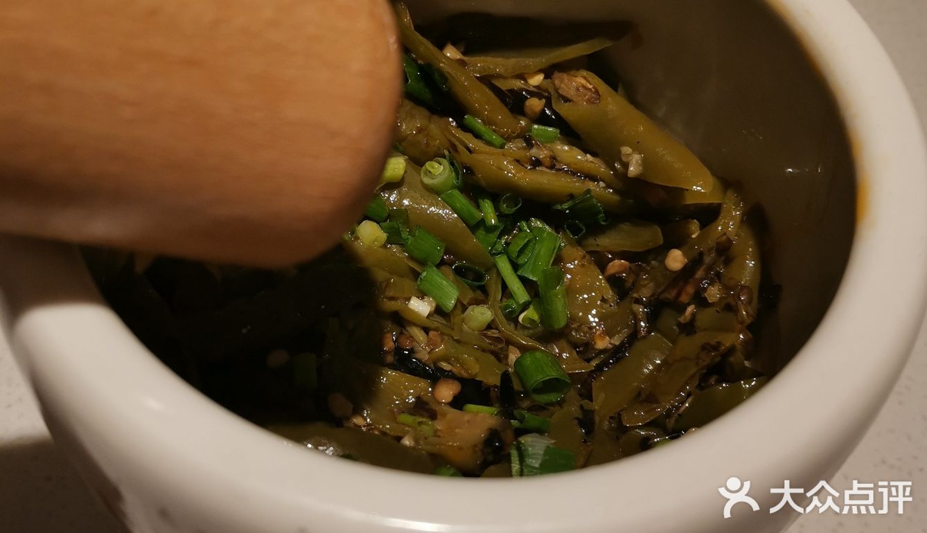 红红火火的装修再加上香气扑鼻的烤鱼