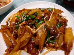 韭菜芽菜炒猪肠粉-花城苑广府菜(侨鑫店)