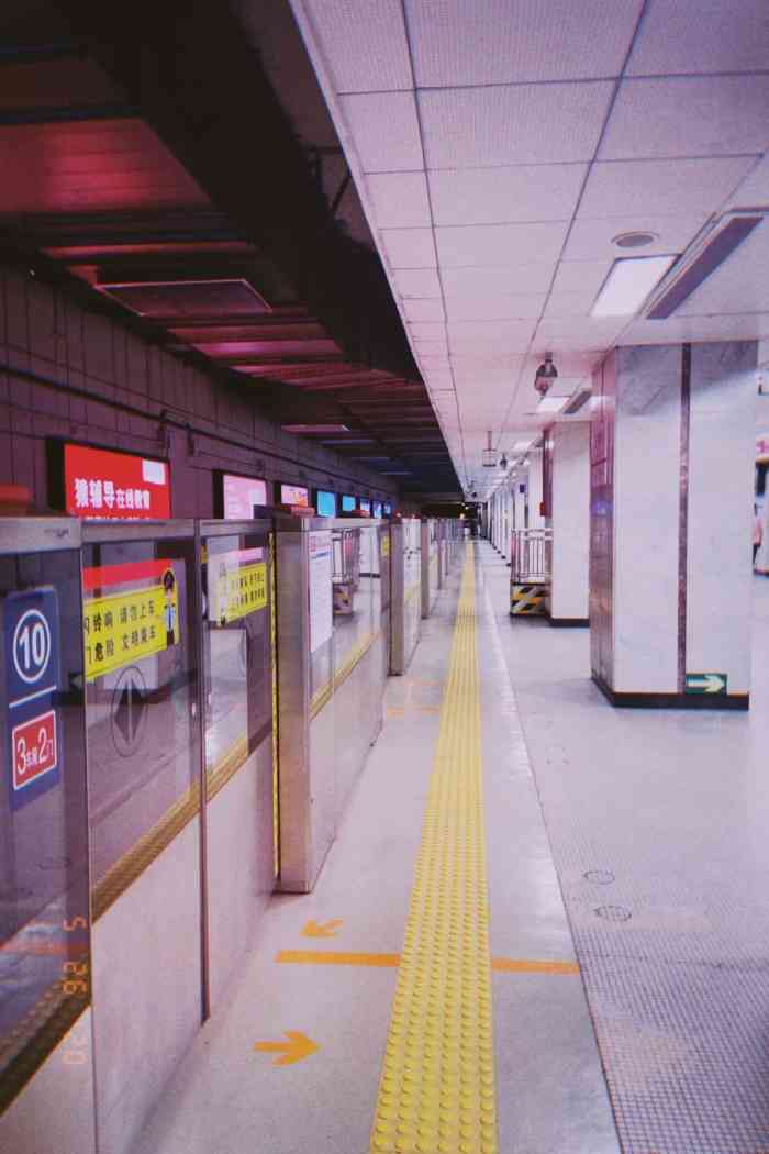地铁五棵松站图片