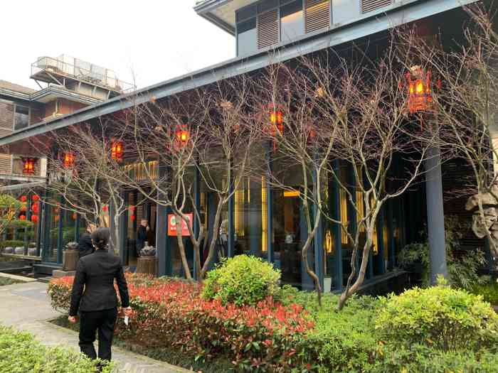 湖滨客舍(东湖店)-"环境挺不错,菜品就价格而言似乎看着不够精.