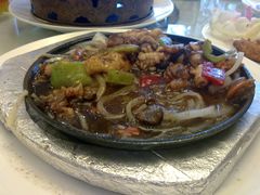 铁板海鲜—48元，鱿鱼~鱿鱼~我最爱~味道还可以吧，性价比挺高的-燕春楼(海河华鼎店)