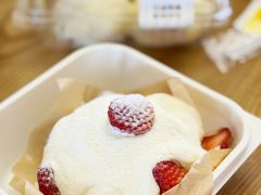 草莓雪顶奶贝蛋糕-鲍师傅糕点(淮海中路店)