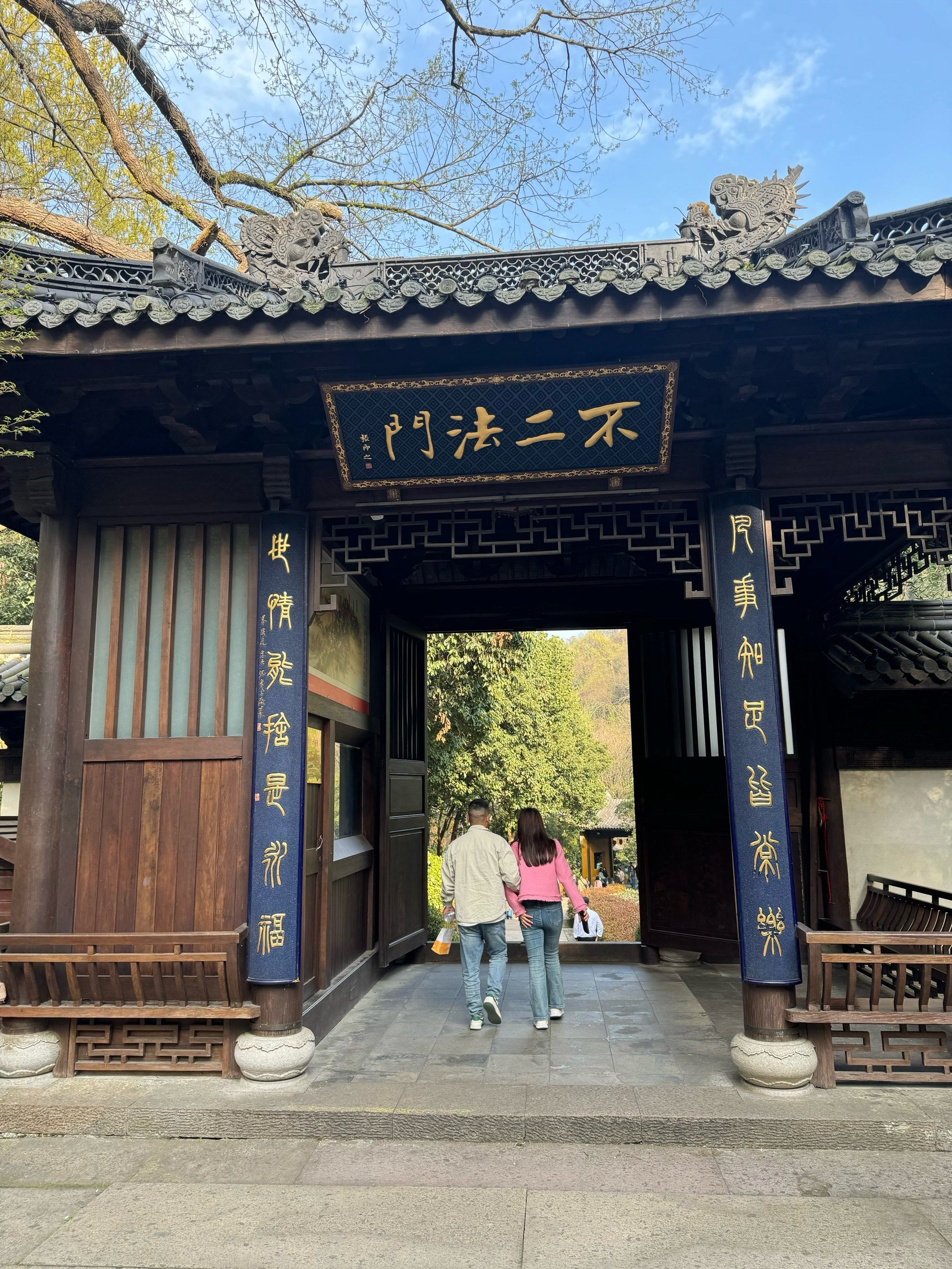 还是有点高度的,一口气爬上去还是蛮累的,大雄宝殿的的烧香处有几颗