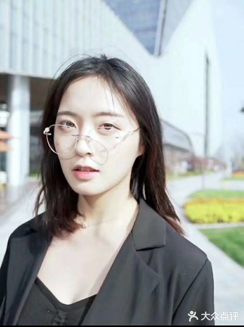 今天给大家安利一款个人比较喜欢的眼镜，这是一个女生的
