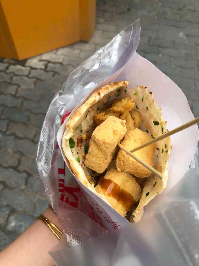 卢记烧饼(衢江路店"店铺在一个小角落咯,农贸市场的进门口.应.
