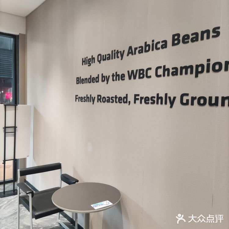 开在星巴克正对面的瑞幸