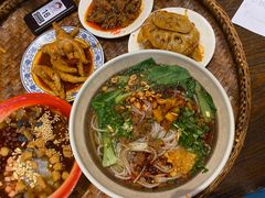-爆炸头阿姨小四川正宗川味小吃(无任何分店)