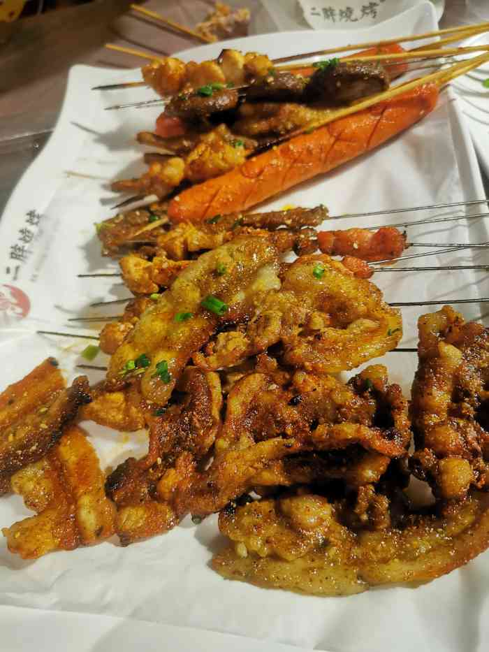 二胖烧烤(奥山店)-"[环境]感觉很多烧烤店都是这样风格,他们..."-大众