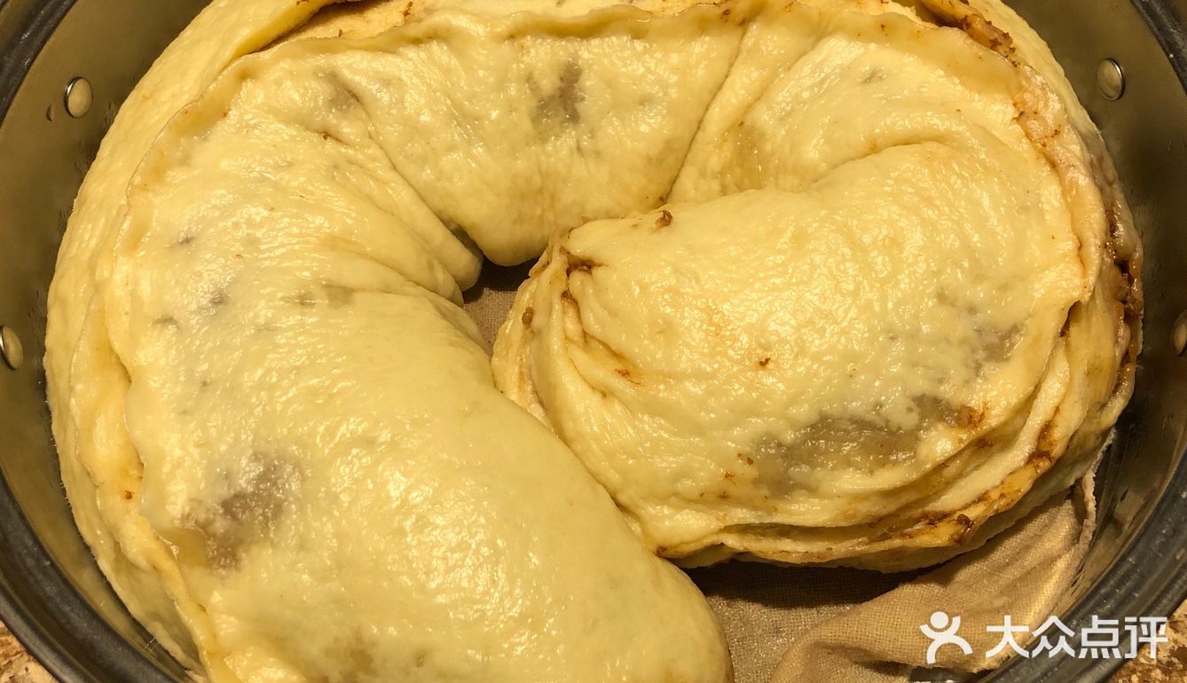 玉米面。牛肉馅一斤，加一勺生抽，半勺老抽，少许胡椒粉