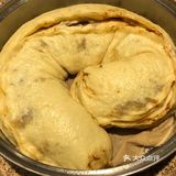 玉米面。牛肉馅一斤，加一勺生抽，半勺老抽，少许胡椒粉
