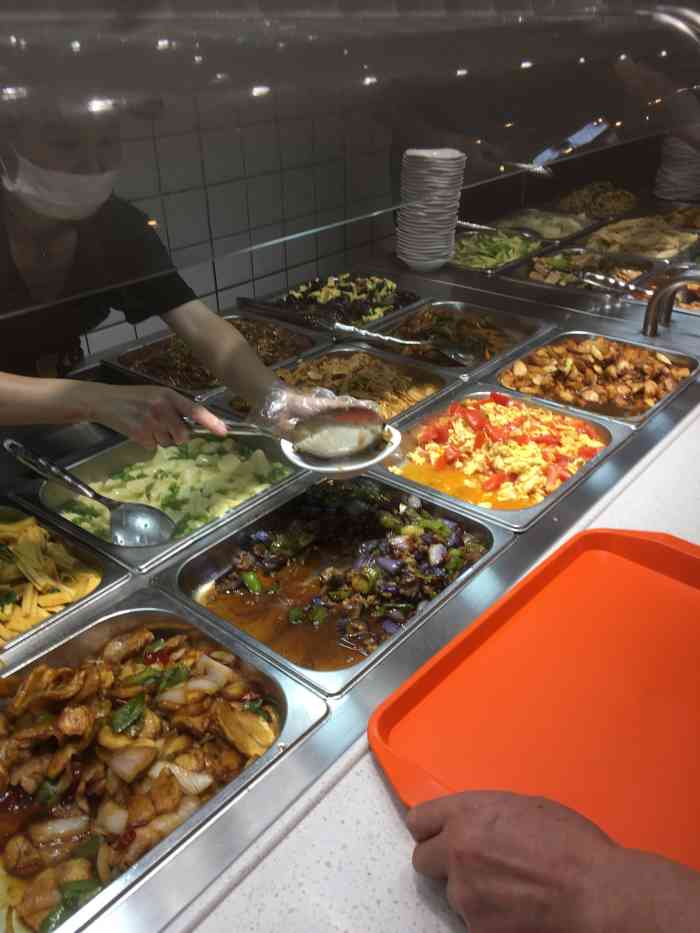 这家办公楼最里面的食堂