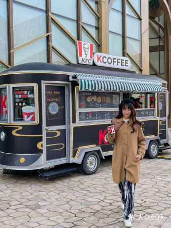 在外面发现KFC在武汉的 第一家户外咖啡小站️